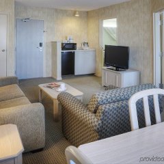 Quality Suites Whitby in Whitby, Canada from 142$, photos, reviews - zenhotels.com guestroom photo 4