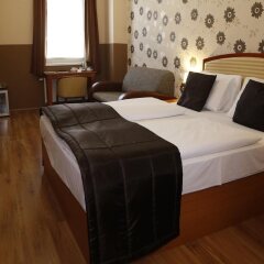 Six Inn Hotel сейф в номере