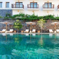 Padma Hotel Bandung бассейн