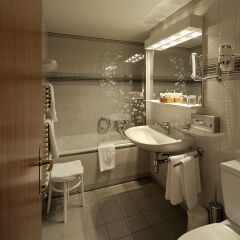 Отель Astra Hotel Vevey Швейцария, Вевей - отзывы, цены и фото номеров - забронировать отель Astra Hotel Vevey онлайн ванная фото 2