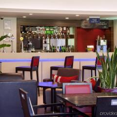 Отель Holiday Inn Express London - Dartford гостиничный бар