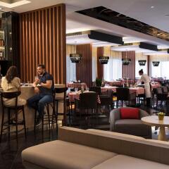 Отель Pearl Rotana Capital Centre гостиничный бар