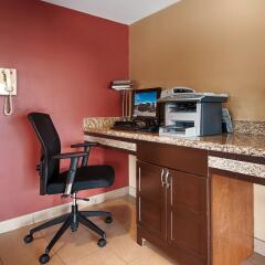 Отель Best Western Maple Ridge Hotel Канада, Мэйпл-Ридж - отзывы, цены и фото номеров - забронировать отель Best Western Maple Ridge Hotel онлайн интерьер отеля