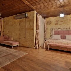 Elevres Stone House Hotel сейф в номере