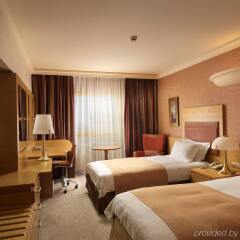 Отель Holiday Inn Athens Attica Av. Airport West комната для гостей