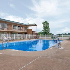 Отель Quality Inn Huntingburg бассейн фото 3