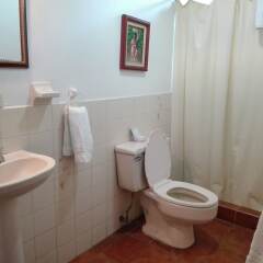 Отель Casa Colonial Bed And Breakfast Гондурас, Сан-Педро-Сула - отзывы, цены и фото номеров - забронировать отель Casa Colonial Bed And Breakfast онлайн ванная