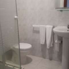 Отель Guest House PensiÓn Residencia MiÑones Камариньяс ванная