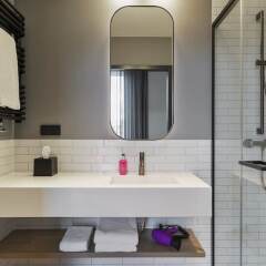 Отель Moxy Warsaw Praga Польша, Варшава - отзывы, цены и фото номеров - забронировать отель Moxy Warsaw Praga онлайн ванная фото 2