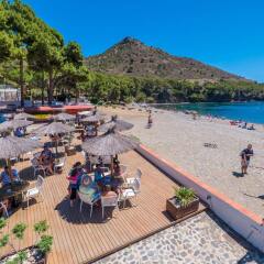 Отель Ciudad De Vacaciones Cala Montjoi Испания, Курорт Росес - отзывы, цены и фото номеров - забронировать отель Ciudad De Vacaciones Cala Montjoi онлайн пляж