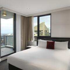 Отель Meriton Suites Pitt Street Австралия, Сидней - отзывы, цены и фото номеров - забронировать отель Meriton Suites Pitt Street онлайн комната для гостей фото 4