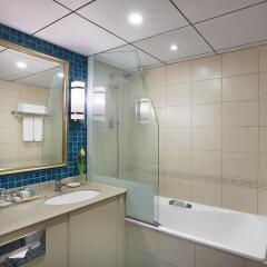 Отель Coral Beach Resort - Sharjah ОАЭ, Шарджа - 8 отзывов об отеле, цены и фото номеров - забронировать отель Coral Beach Resort - Sharjah онлайн ванная