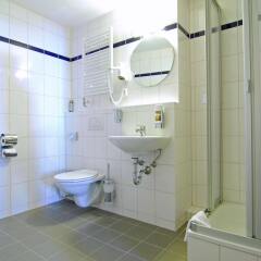 Отель A&O Berlin Friedrichshain Германия, Берлин - 3 отзыва об отеле, цены и фото номеров - забронировать отель A&O Berlin Friedrichshain онлайн ванная