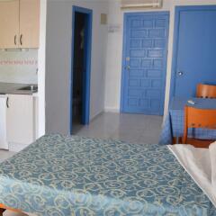 Отель Apartamentos Playa Sol I Испания, Ивиса - отзывы, цены и фото номеров - забронировать отель Apartamentos Playa Sol I онлайн комната для гостей