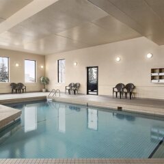 Отель Travelodge by Wyndham Calgary International Airport South Канада, Калгари - отзывы, цены и фото номеров - забронировать отель Travelodge by Wyndham Calgary International Airport South онлайн бассейн