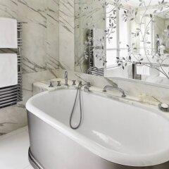 Hotel Plaza Athenee Париж ванная фото 2