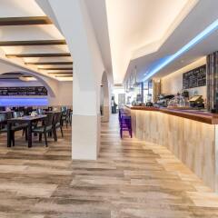 Отель Hostal Tarba гостиничный бар
