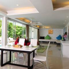 Отель Grand Bleu Ocean View Pool Suite в номере