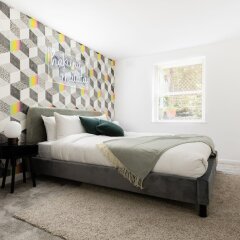 Отель The Kensington Grove - Stylish 2bdr Flat With Private Patio Лондон комната для гостей фото 2