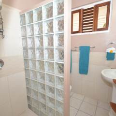 Отель Cannon Cottage, 3BR by Jamaican Treasures ванная