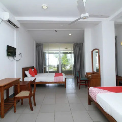 OYO 246 Roy Villa Beach Hotel Галле фото 4