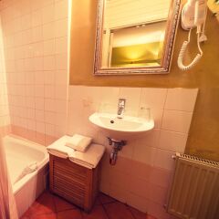 Отель Grand Boutique Ekes Konvents Hotel Латвия, Рига - 1 отзыв об отеле, цены и фото номеров - забронировать отель Grand Boutique Ekes Konvents Hotel онлайн ванная фото 2