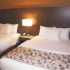 Отель La Quinta Inn & Suites Oshawa комната для гостей фото 3