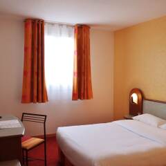 Отель Hostellerie Saint Vincent Beauvais Aéroport сейф в номере