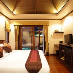 Отель Kanok Buri Resort & Spa сейф в номере