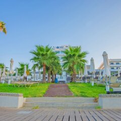 Отель Silver Sands Beach Hotel Кипр, Протарас - 10 отзывов об отеле, цены и фото номеров - забронировать отель Silver Sands Beach Hotel онлайн приотельная территория фото 2