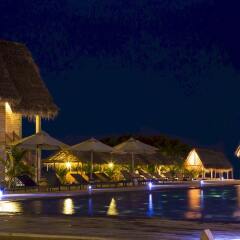 Отель Maalu Maalu Resort & Spa бассейн