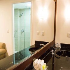 Отель Holiday Inn Hotel & Suites Centro Historico Мексика, Гвадалахара - отзывы, цены и фото номеров - забронировать отель Holiday Inn Hotel & Suites Centro Historico онлайн ванная