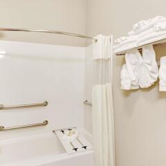 Отель Days Inn & Suites Louisville Airport SW ванная