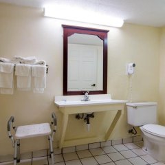 Rodeway Inn in Norcross, United States of America from 71$, photos, reviews - zenhotels.com bathroom