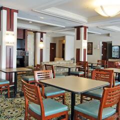 Отель Holiday Inn Express Hotel & Suites Ottawa Airport, an IHG Hotel Канада, Оттава - отзывы, цены и фото номеров - забронировать отель Holiday Inn Express Hotel & Suites Ottawa Airport, an IHG Hotel онлайн питание