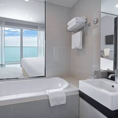 Отель White Sand Beach Residences Pattaya ванная фото 2