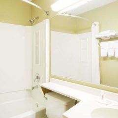 Super 8 by Wyndham Beckley in Beckley, United States of America from 72$, photos, reviews - zenhotels.com bathroom photo 2