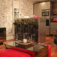 Отель Lovely 2 Bed Flat in Warren Street гостиничный бар