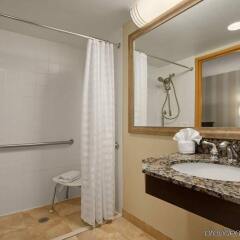 Отель Embassy Suites Minneapolis - Airport Блумингтон ванная
