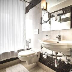 Отель Fab Hotel Prime Shervani Индия, Нью-Дели - отзывы, цены и фото номеров - забронировать отель Fab Hotel Prime Shervani онлайн ванная фото 2