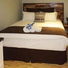 Апартаменты Greystone Apartments 02 комната для гостей