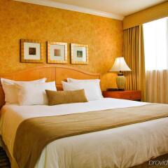 Отель Sunset Inn and Suites Канада, Ванкувер - отзывы, цены и фото номеров - забронировать отель Sunset Inn and Suites онлайн комната для гостей фото 5