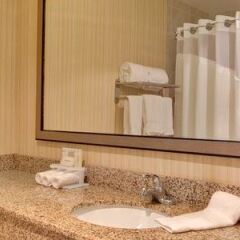 Отель Holiday Inn Express Los Angeles Airport, an IHG Hotel США, Лос-Анджелес - 9 отзывов об отеле, цены и фото номеров - забронировать отель Holiday Inn Express Los Angeles Airport, an IHG Hotel онлайн ванная фото 2