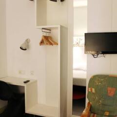 Отель Hostal Gat Xino Барселона удобства в номере