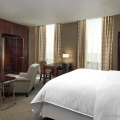 Отель Sheraton Suites Calgary Eau Claire Канада, Калгари - отзывы, цены и фото номеров - забронировать отель Sheraton Suites Calgary Eau Claire онлайн комната для гостей