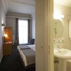 Отель Theater Hotel Leuven Centrum Бельгия, Лёвен - 1 отзыв об отеле, цены и фото номеров - забронировать отель Theater Hotel Leuven Centrum онлайн ванная фото 2