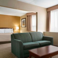 Отель Travelodge by Wyndham Toronto East комната для гостей фото 4