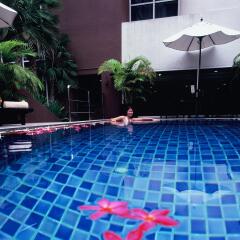 Отель FuramaXclusive Sukhumvit бассейн