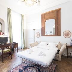 Отель Antique Charm by Arc de Triomphe комната для гостей фото 5