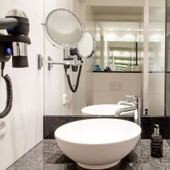 Отель Motel One München - Deutsches Museum Германия, Мюнхен - отзывы, цены и фото номеров - забронировать отель Motel One München - Deutsches Museum онлайн ванная фото 2
